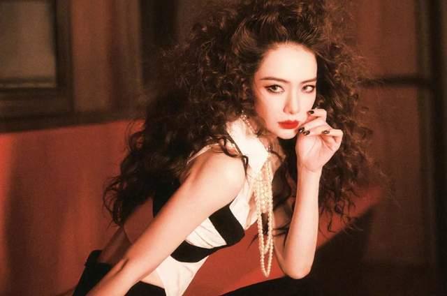 网曝吃瓜女明星图片,神秘女明星吃瓜瞬间，网友热议其真实身份