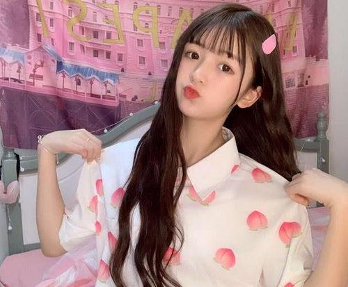 网红吃瓜视频允恩穿搭,吃瓜视频中的时尚潮流