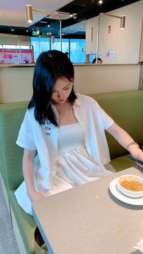 网红吃瓜白色衣服,白色衣服成焦点，揭秘幕后真相