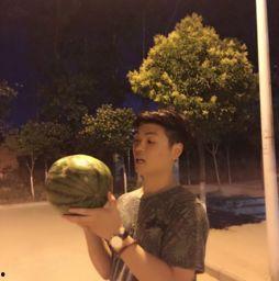 男主吃瓜被网暴未婚妻出头,力挺被网暴的吃瓜男主