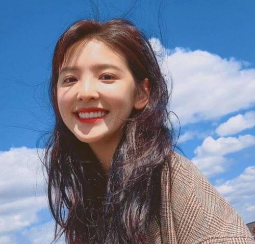 网红吃瓜纹身美女图片高清,高清美照引人瞩目