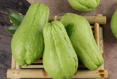 网红吃佛手瓜视频,口感独特引网友热议！