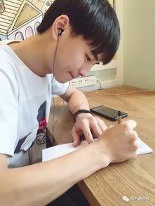 抖音网红帅哥吃瓜,抖音网红帅哥的吃瓜日常大揭秘