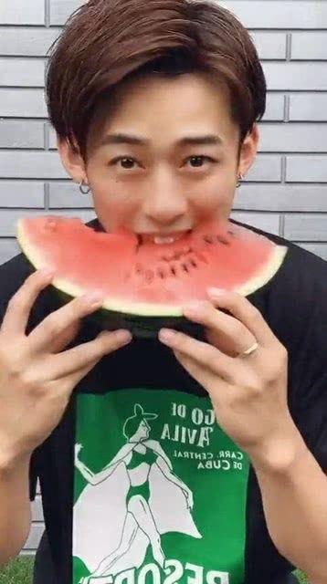 网红小刀刀吃瓜是真的吗,真相揭秘还是网络炒作？