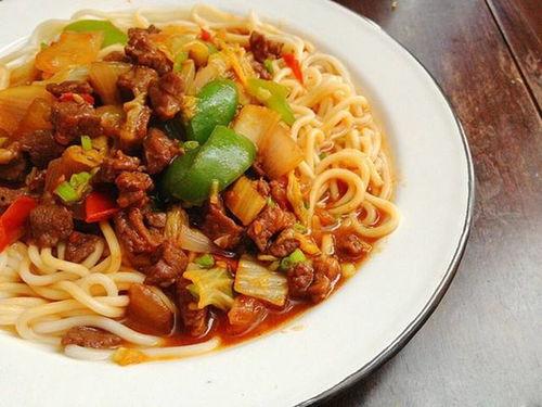 新疆吃拌面的网红哈密瓜,美味飘香引食客竞相品尝