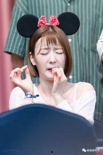 网暴吃瓜被窝里的女孩