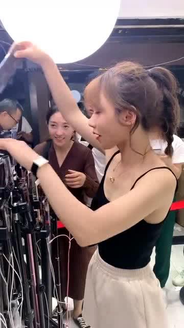 网红女生直播吃瓜,揭秘娱乐圈幕后真相