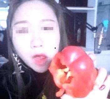网红女生直播吃瓜,揭秘娱乐圈幕后真相