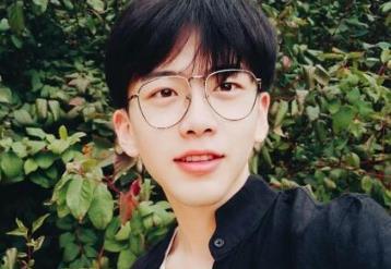 抖音男网红吃瓜和男生