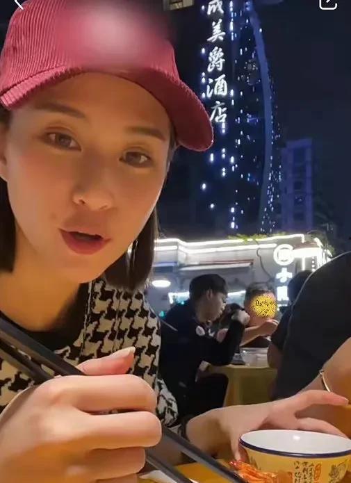 明星网红大爆料吃瓜,明星网红独家爆料，吃瓜群众狂欢时刻